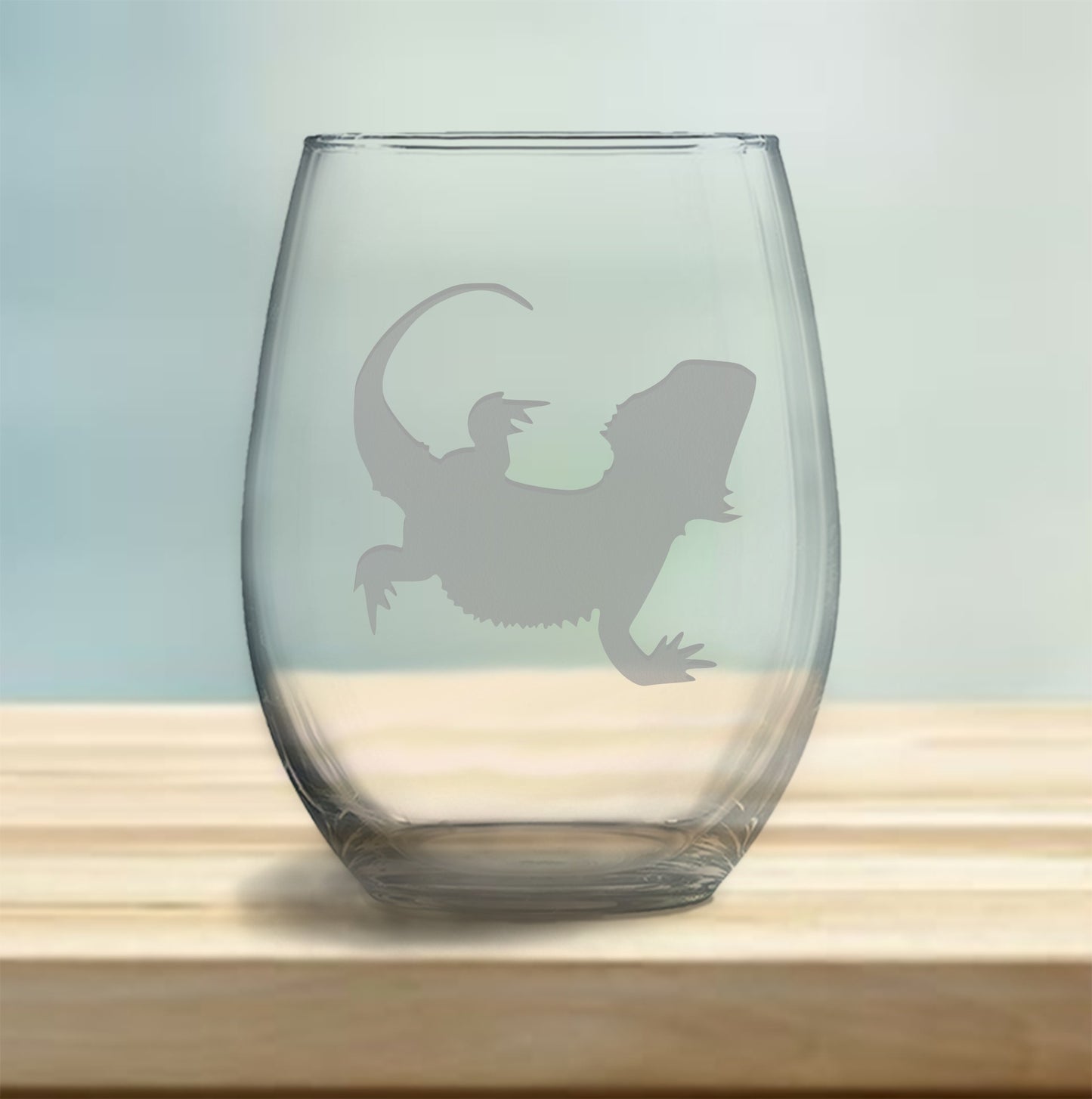 Stemless wine glass with etched bearded dragon design – a detailed design capturing the bearded dragon’s distinctive spiny features, perfect for reptile enthusiasts.