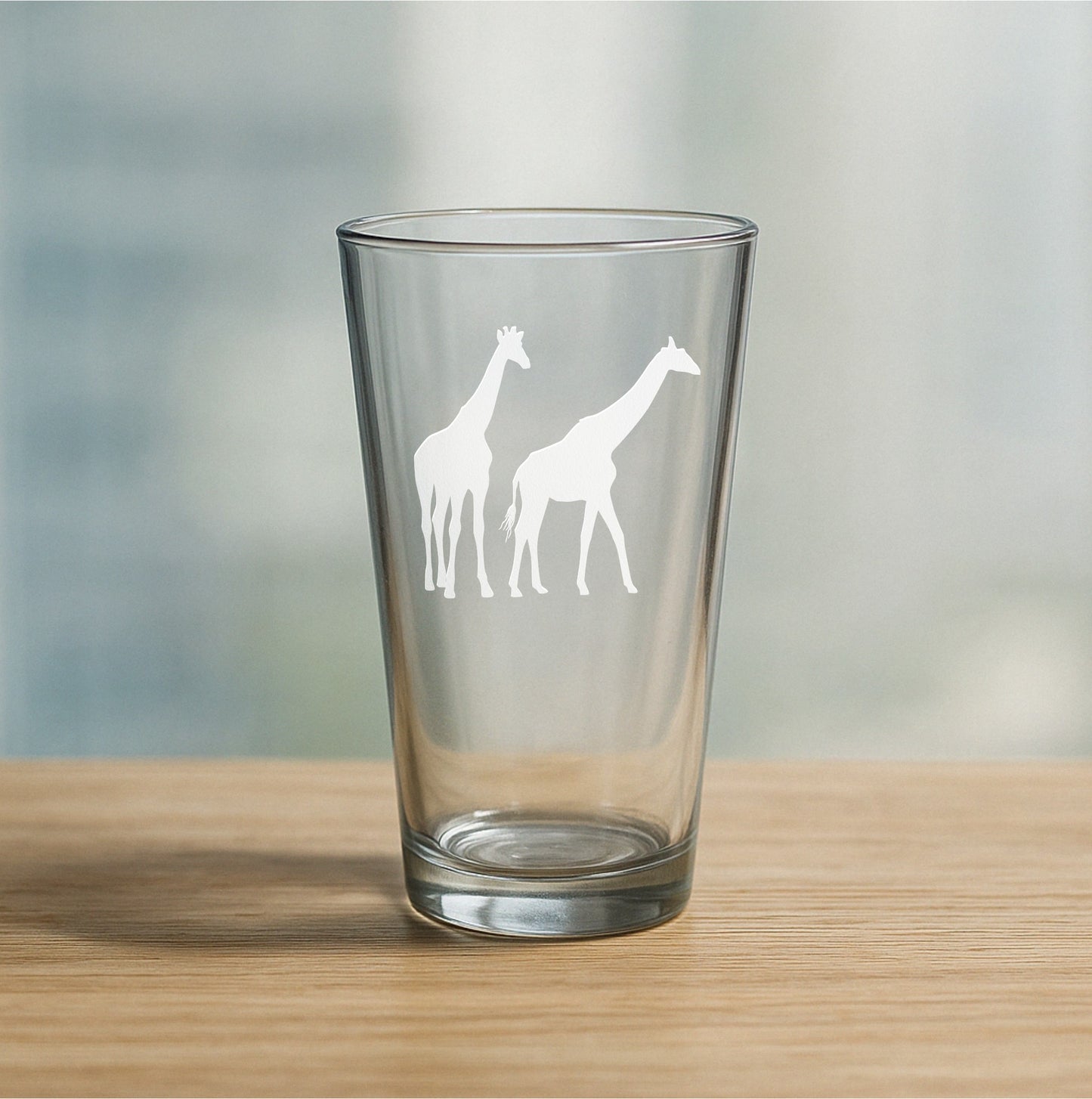 Pint glass with engraved giraffe design – custom animal drinkware, great gift for wildlife lovers and safari-themed barware