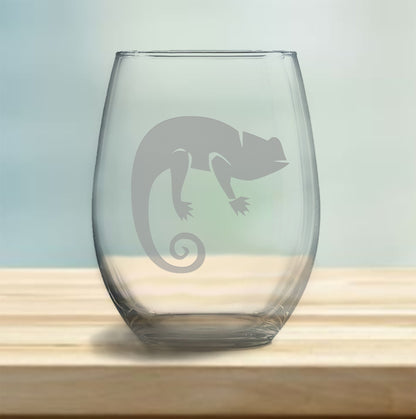 Stemless wine glass with etched cool iguana design – a captivating gift for reptile lovers, featuring a detailed iguana design that radiates cool, relaxed vibes.