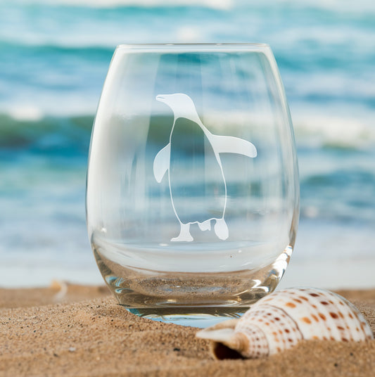 Stemless wine glass with etched friendly penguin design – charming gift for animal lovers, perfect for enjoying wine with a cute, playful touch.