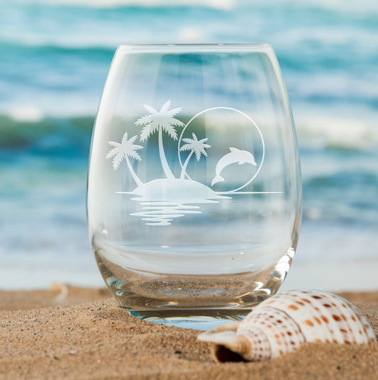 Stemless wine glass with etched palm tree island and dolphin design – perfect gift for beach lovers, ideal for enjoying wine with a tropical, ocean-inspired touch.