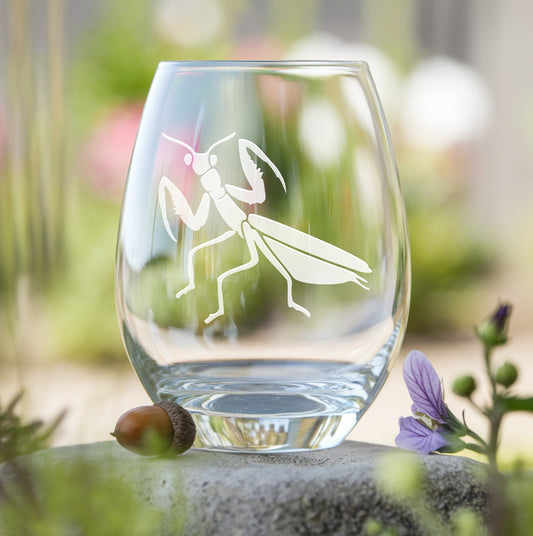Stemless wine glass with etched praying mantis design – perfect gift for insect lovers, ideal for enjoying wine with a striking, nature-inspired touch.