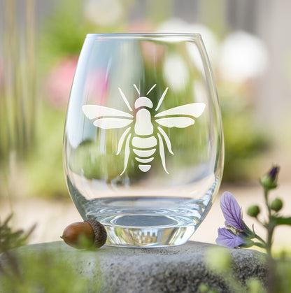 Stemless wine glass with etched honey bee design – perfect gift for nature lovers, ideal for enjoying wine with a charming, bee-inspired touch.