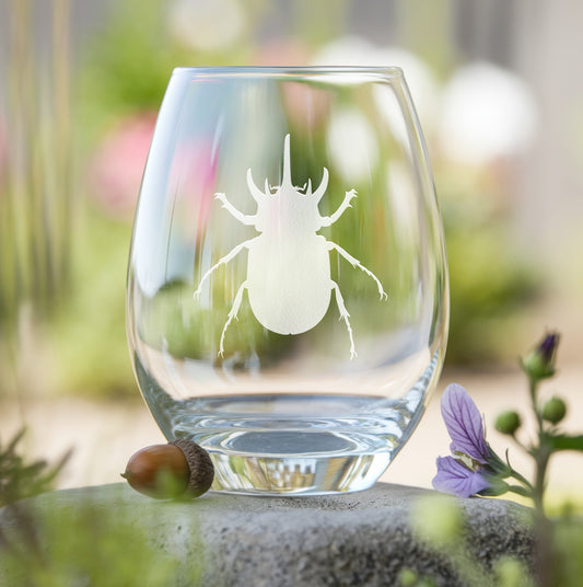 Stemless wine glass with etched rhinoceros beetle design – perfect gift for insect lovers, ideal for enjoying wine with a unique, nature-inspired touch.