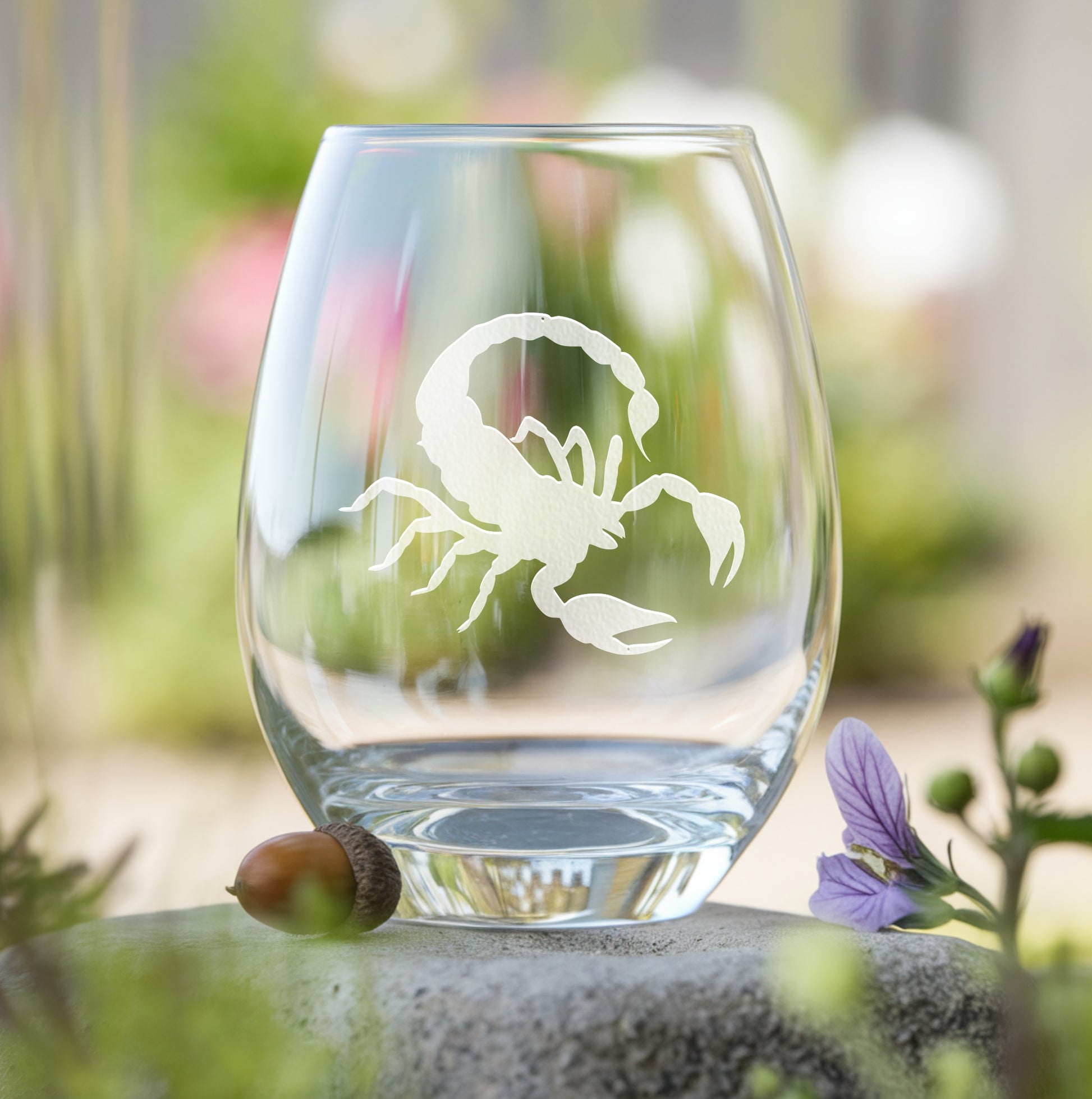 Stemless wine glass with etched scorpion design – perfect gift for astrology fans or desert lovers, ideal for enjoying wine with a bold, edgy touch.