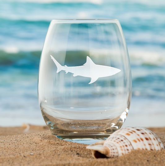 Stemless wine glass with etched shark silhouette design – unique gift for shark lovers and ocean enthusiasts, perfect for birthdays and special occasions.
