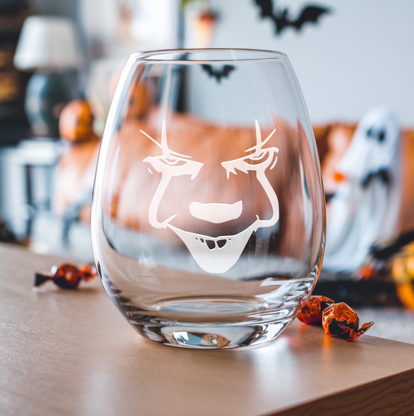 Stemless wine glass with etched creepy clown design – perfect gift for horror fans, ideal for enjoying wine with a chilling, creepy vibe.