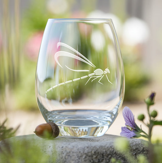 Stemless wine glass with etched standing dragonfly design – perfect gift for dragonfly enthusiasts, ideal for enjoying wine with a delicate, nature-inspired touch.