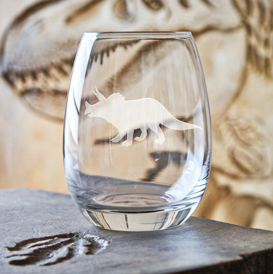 Stemless wine glass with etched Triceratops design – a captivating gift for dinosaur lovers, showcasing the Triceratops’ iconic horns and sturdy build in stunning detail.