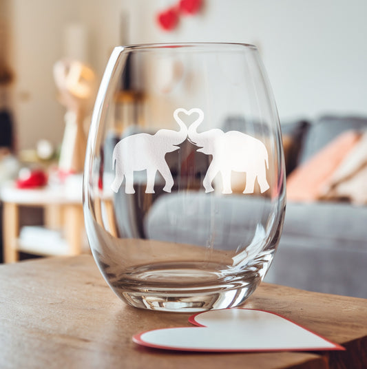 Stemless wine glass with etched elephant couple design – a heartfelt elephant couple engraving, perfect for animal lovers, couples, and wildlife-themed gifts.