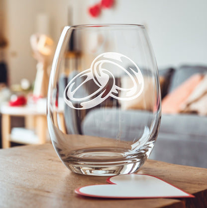 Stemless wine glass with etched his and hers detailed wedding rings design – a beautiful wedding rings engraving, perfect for couples, wedding celebrations, and anniversary gifts.