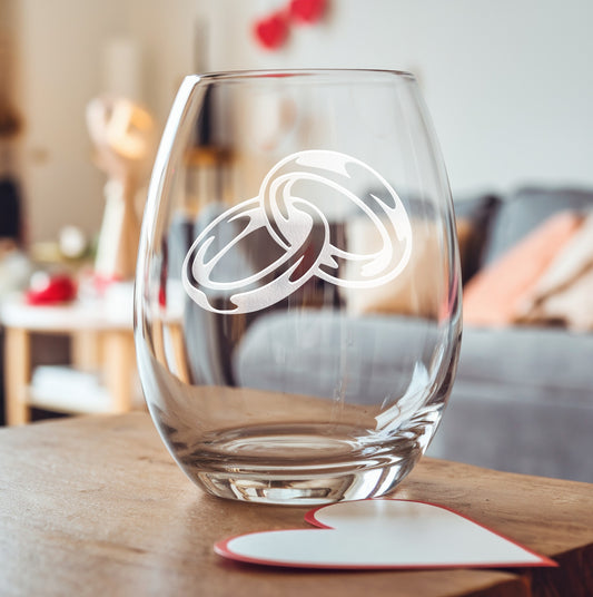 Stemless wine glass with etched his and hers detailed wedding rings design – a beautiful wedding rings engraving, perfect for couples, wedding celebrations, and anniversary gifts.