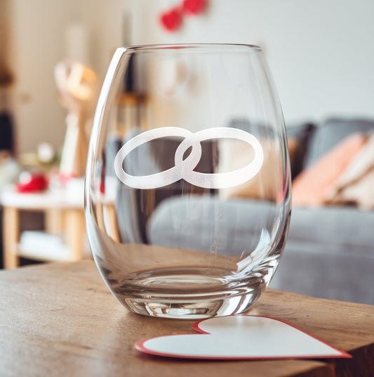 Stemless wine glass with etched two wedding rings design – a timeless wedding rings engraving, perfect for bride and groom, wedding gifts, and couples celebrating love.